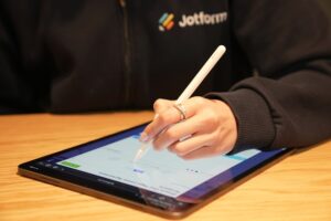 Signature électronique d'un avis médical du travail sur smartphone en 2025